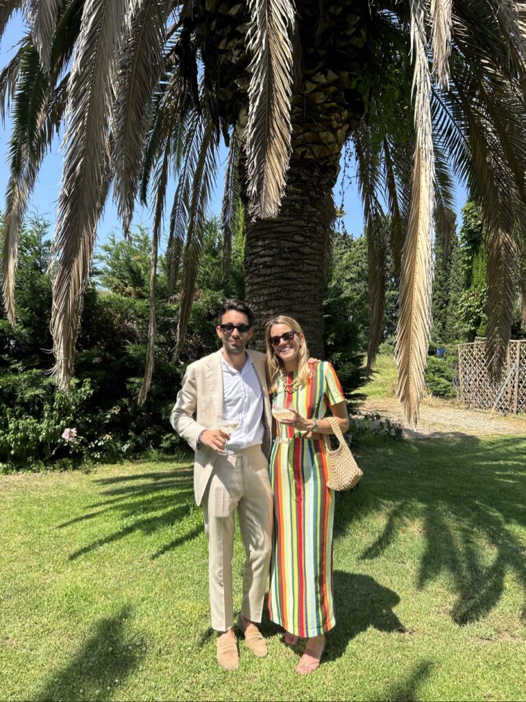 couple en tenue louée lors d'un mariage