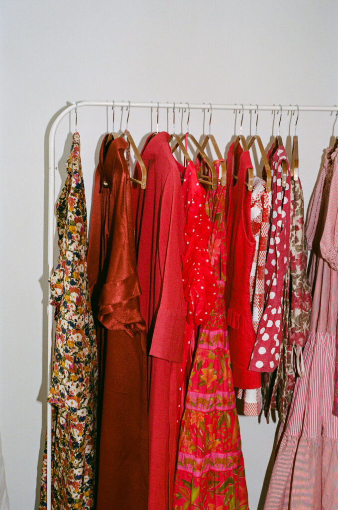 portant de robes de créateurs à louer