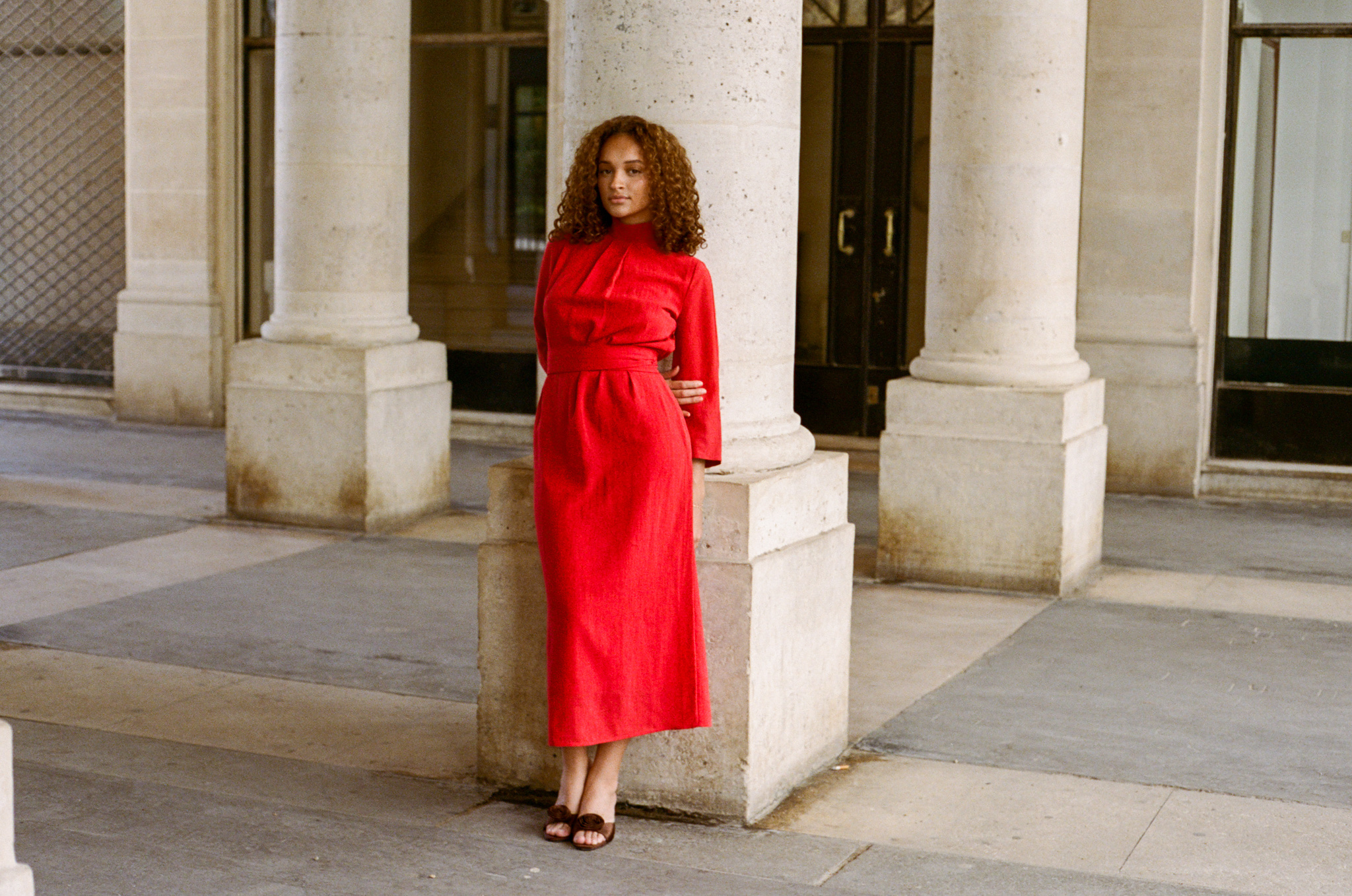 photo d'une femme en train de louer une robe d'été